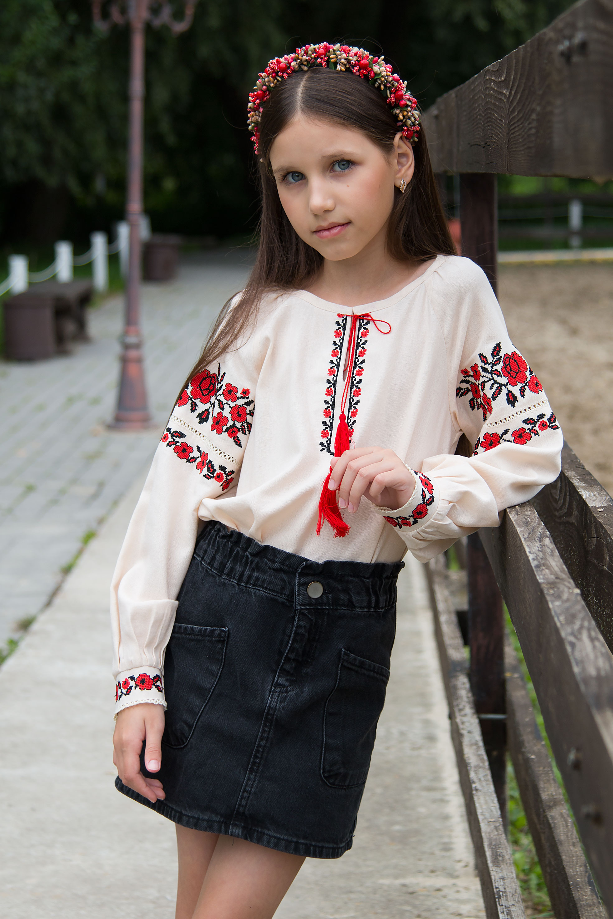 Вишиванка для дівчинки бежевий Mevis 5268-03